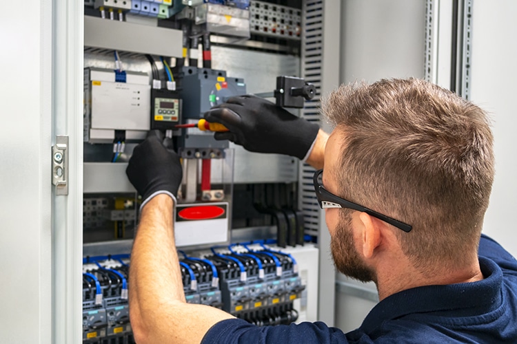 Raccordement d'équipements : électricien